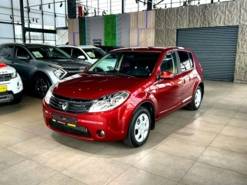 Renault Sandero 2011 г. (красный)