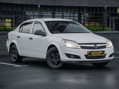 Opel Astra 2011 г. (белый)